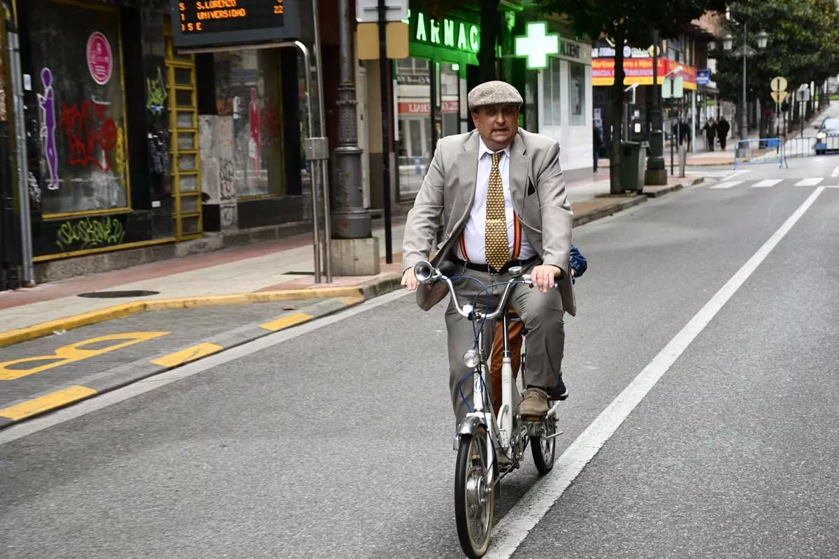 Concentración de bicis clásicas en Avenida de la Puebla