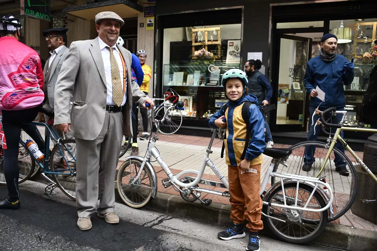 Concentración de bicis clásicas en Avenida de la Puebla