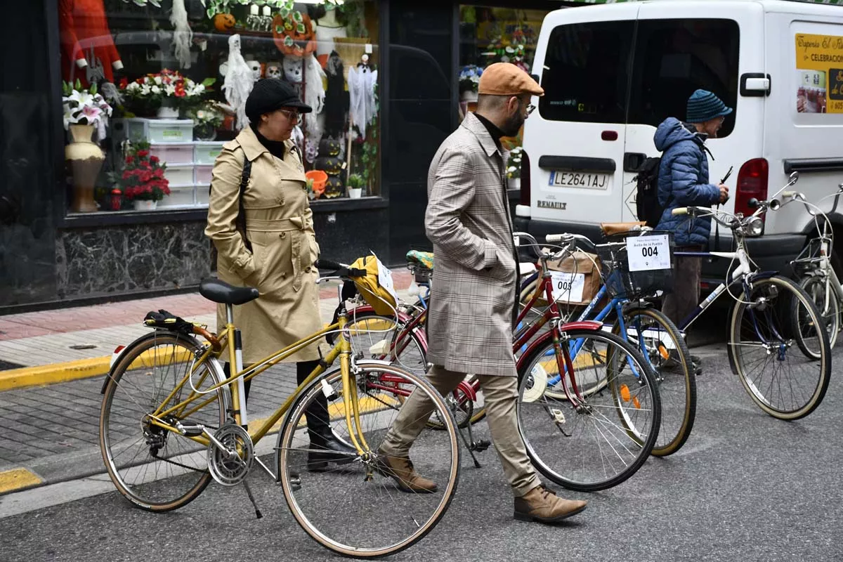 Concentración de bicis clásicas en Avenida de la Puebla