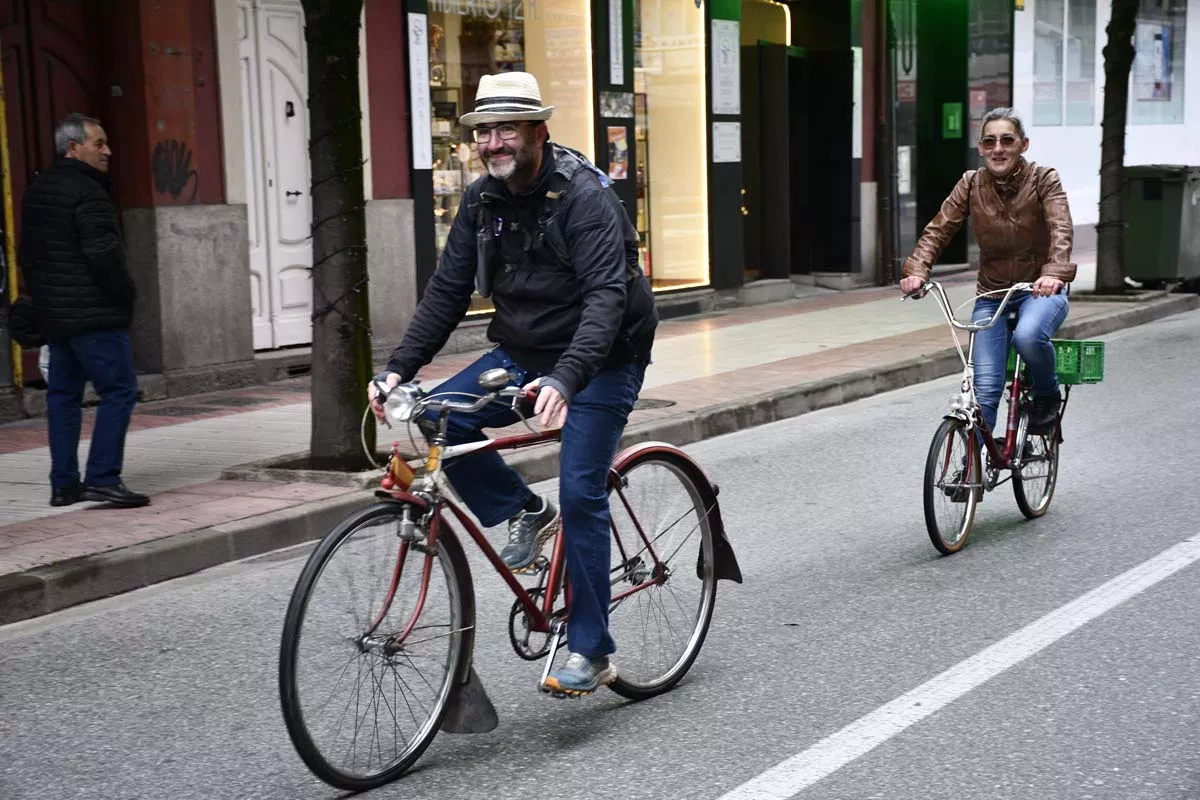 Concentración de bicis clásicas en Avenida de la Puebla