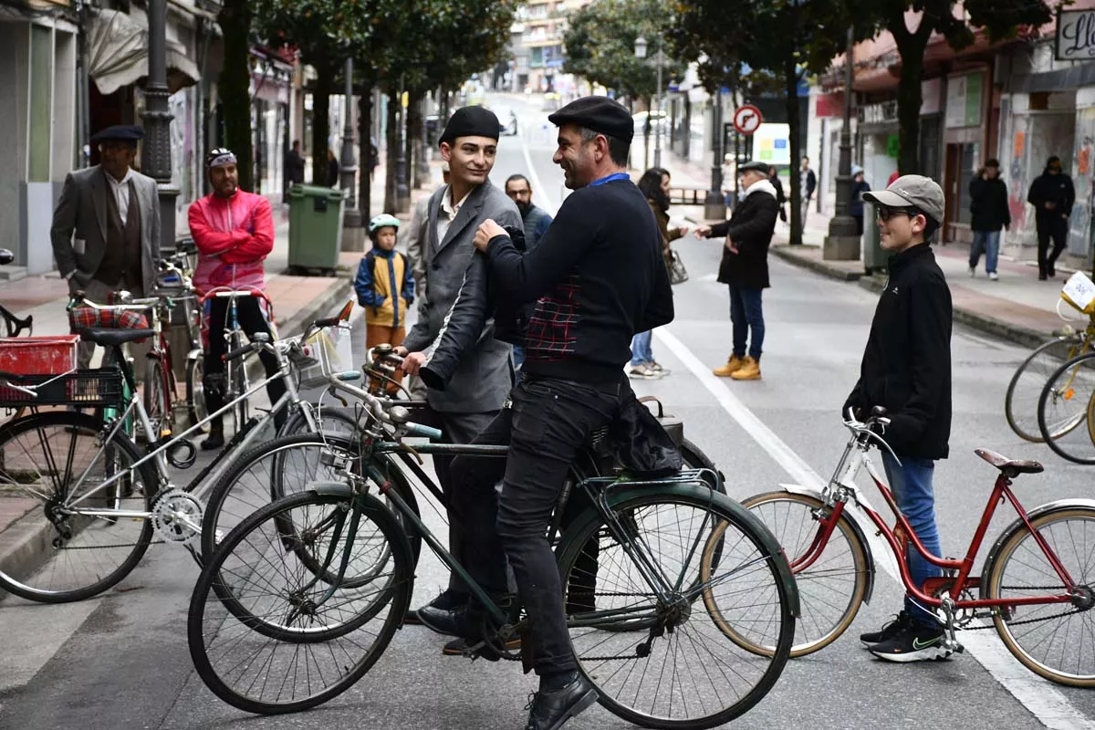 Concentración de bicis clásicas en Avenida de la Puebla