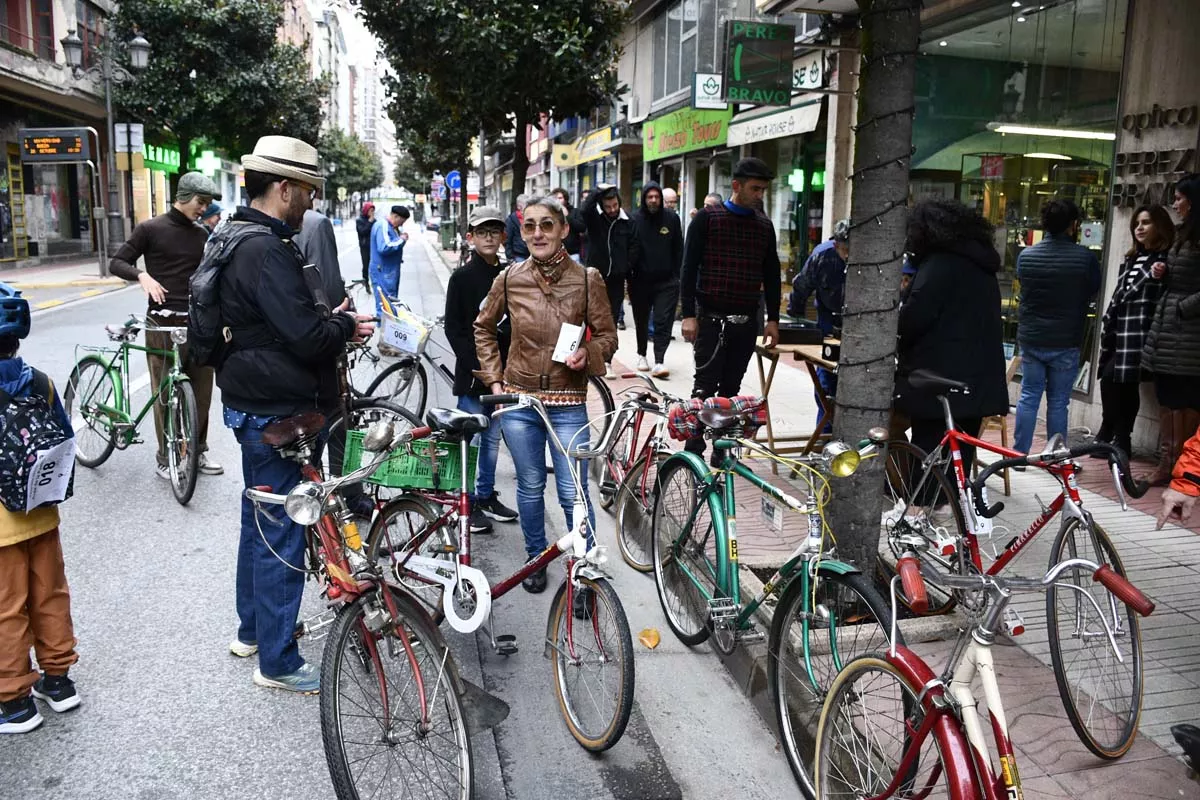 Concentración de bicis clásicas en Avenida de la Puebla