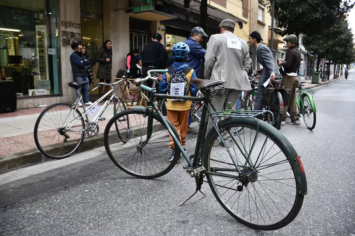 Concentración de bicis clásicas en Avenida de la Puebla