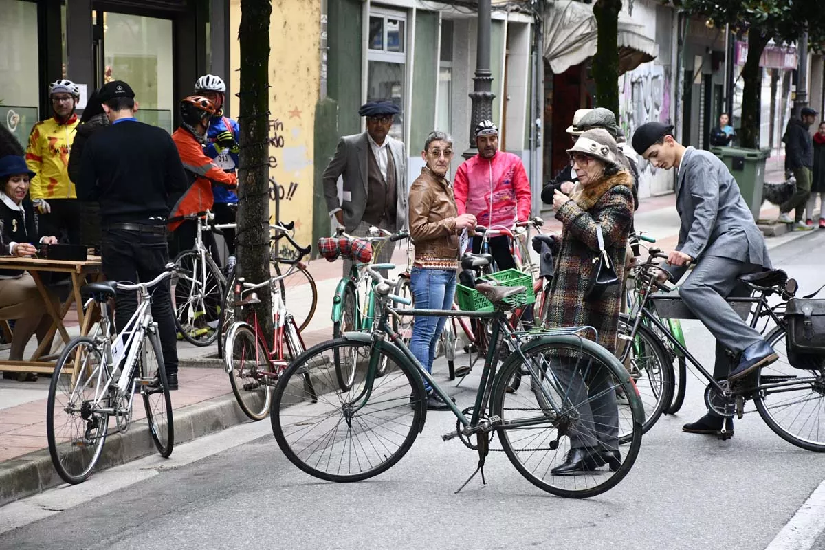 Concentración de bicis clásicas en Avenida de la Puebla