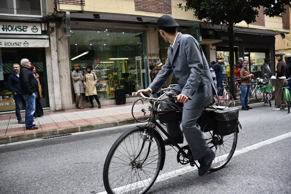 Concentración de bicis clásicas en Avenida de la Puebla