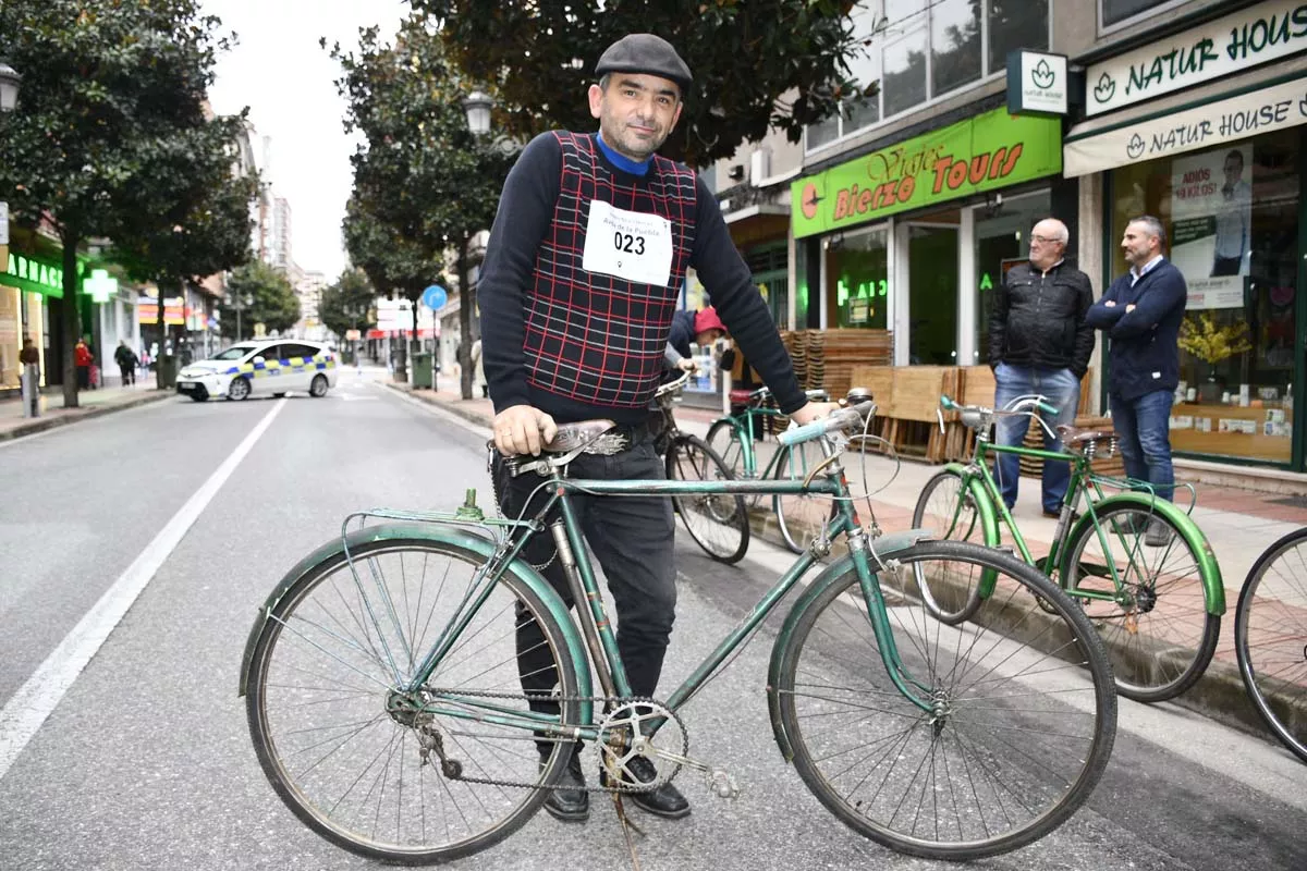 Concentración de bicis clásicas en Avenida de la Puebla