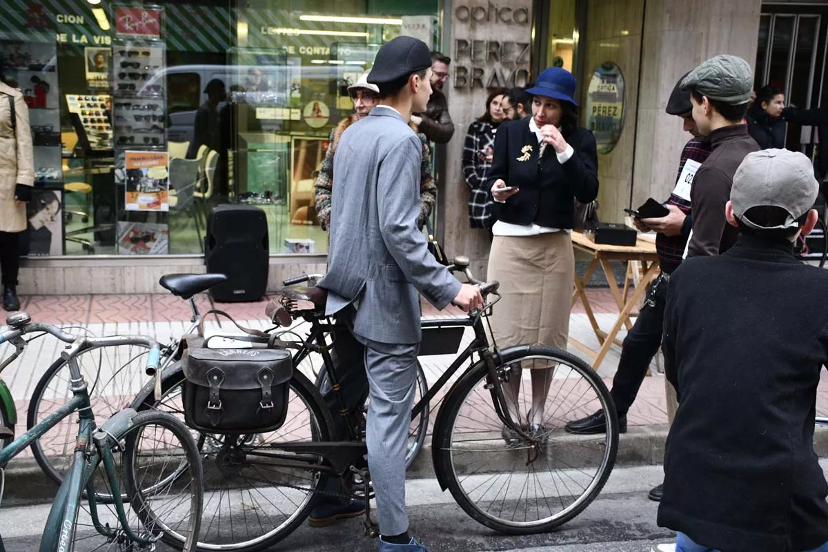 Concentración de bicis clásicas en Avenida de la Puebla