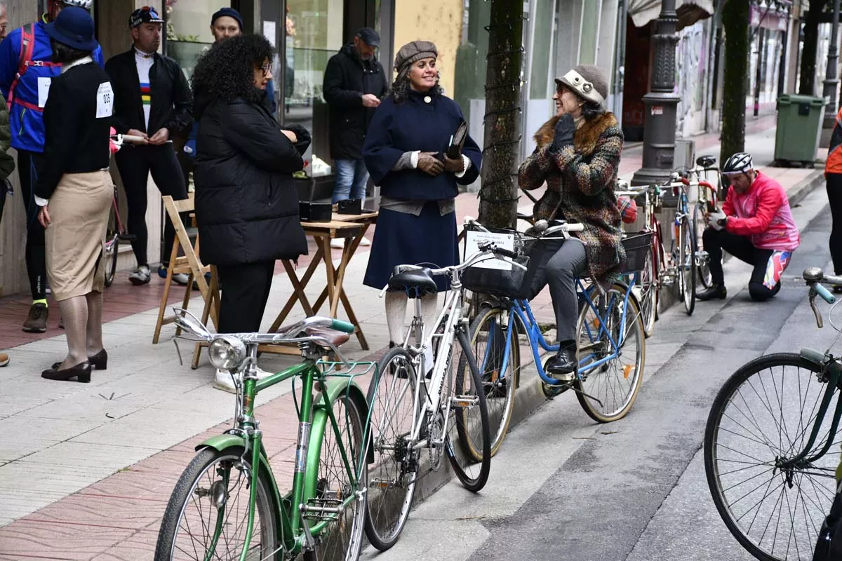 Concentración de bicis clásicas en Avenida de la Puebla