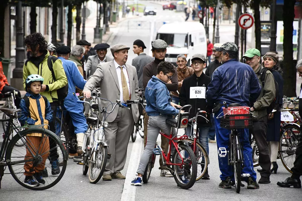 Concentración de bicis clásicas en Avenida de la Puebla