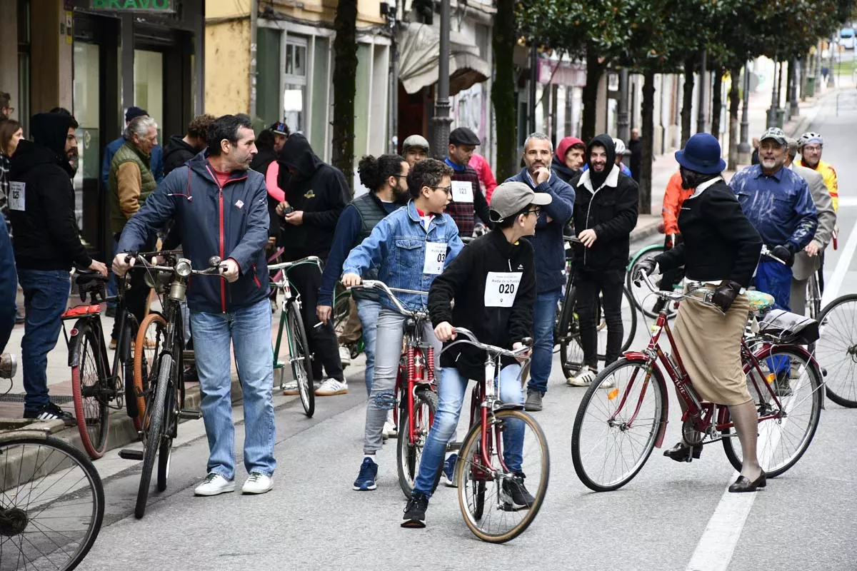 Concentración de bicis clásicas en Avenida de la Puebla