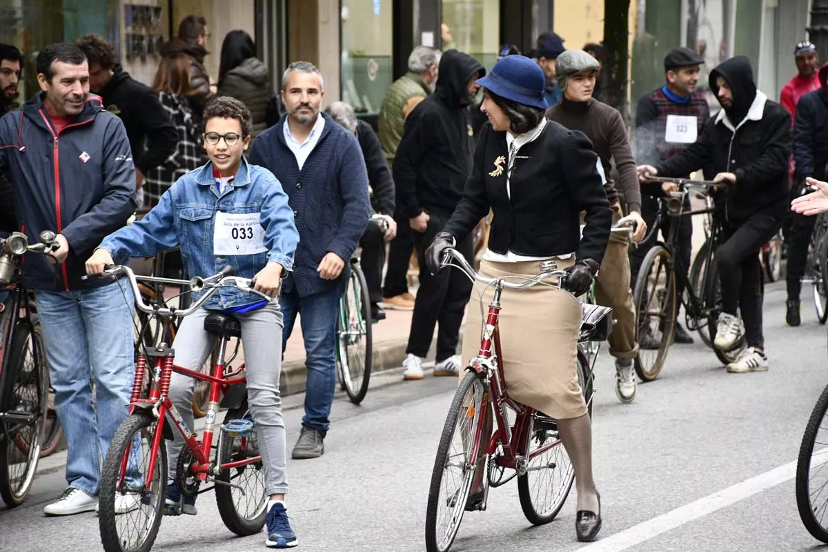 Concentración de bicis clásicas en Avenida de la Puebla