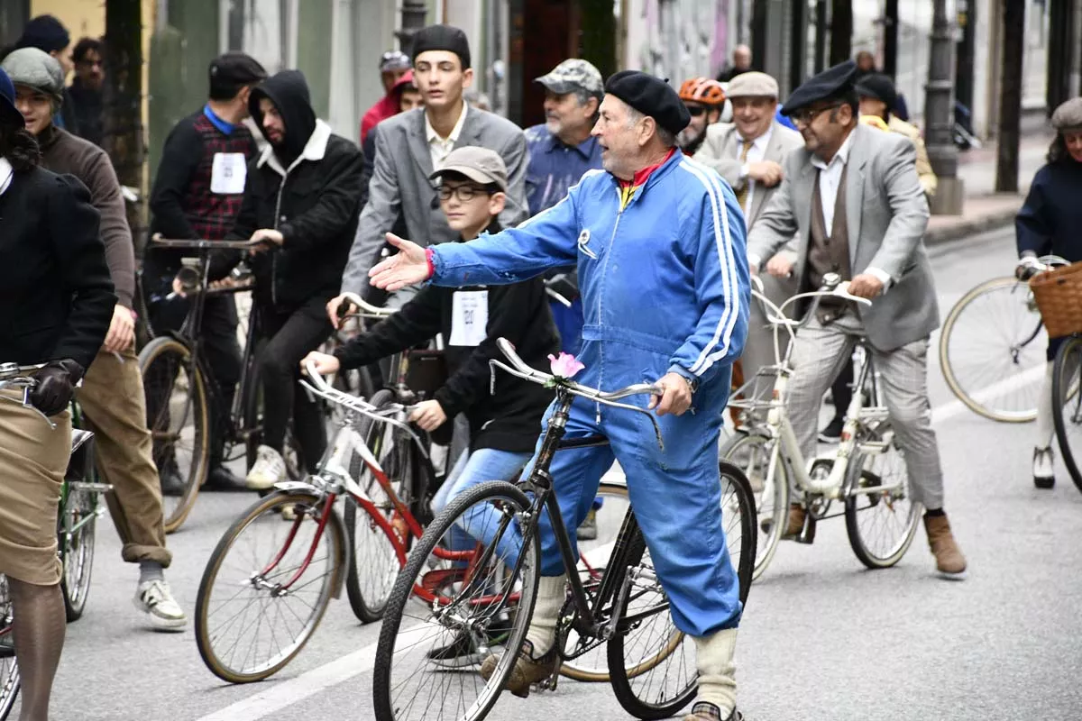 Concentración de bicis clásicas en Avenida de la Puebla