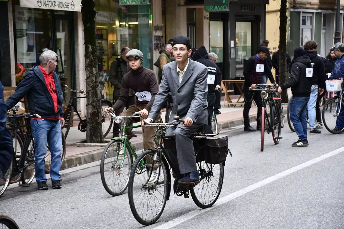 Concentración de bicis clásicas en Avenida de la Puebla