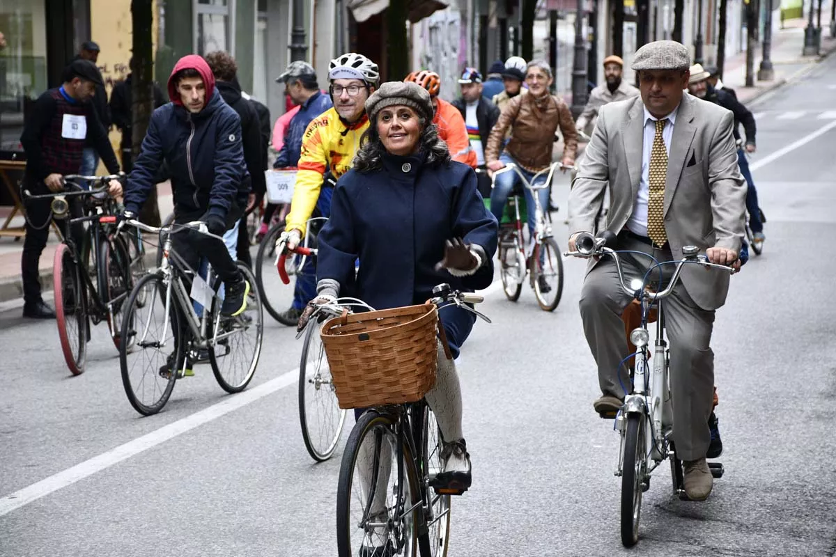 Concentración de bicis clásicas en Avenida de la Puebla