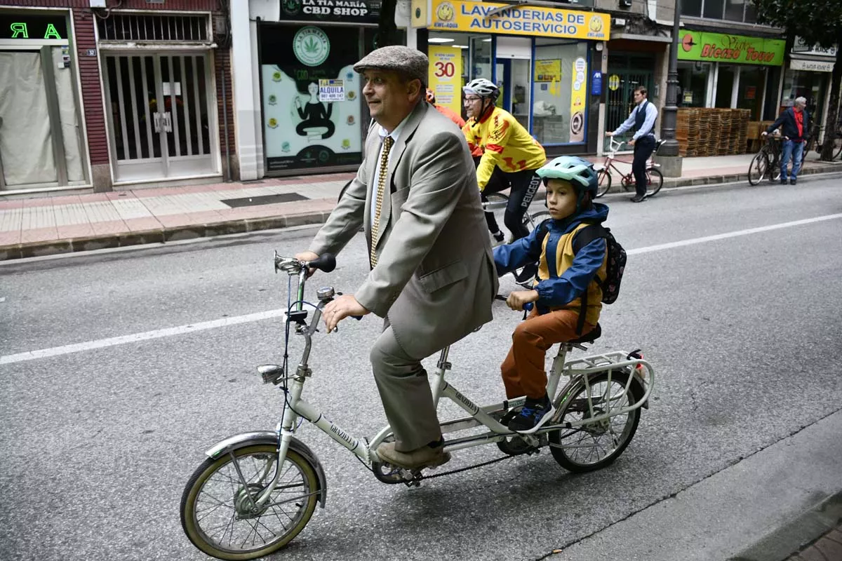 Concentración de bicis clásicas en Avenida de la Puebla