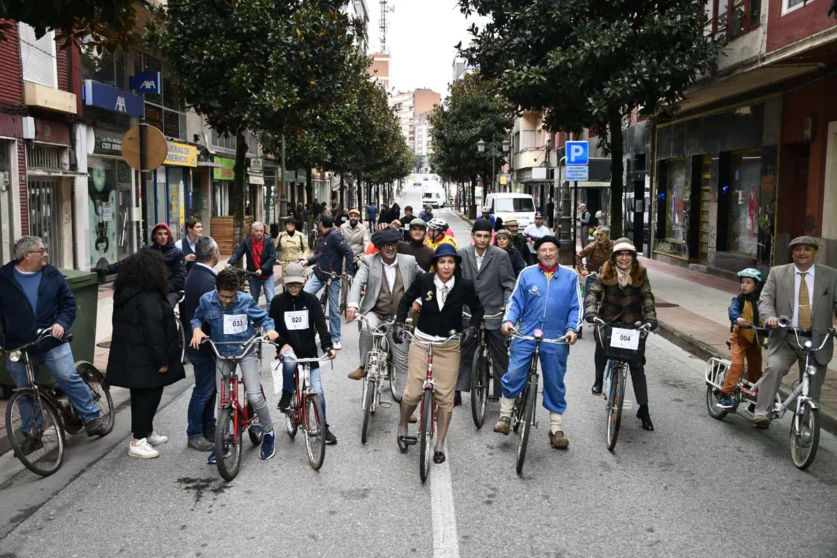 Concentración de bicis clásicas en Avenida de la Puebla