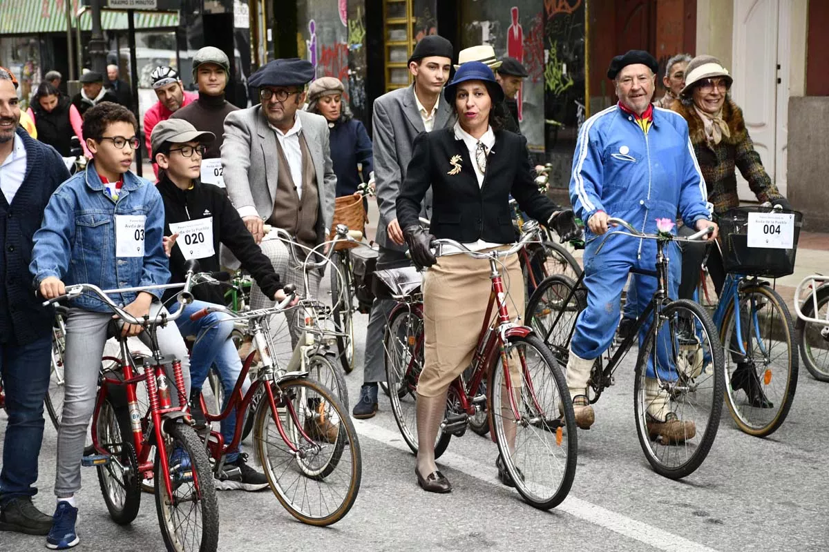 Concentración de bicis clásicas en Avenida de la Puebla