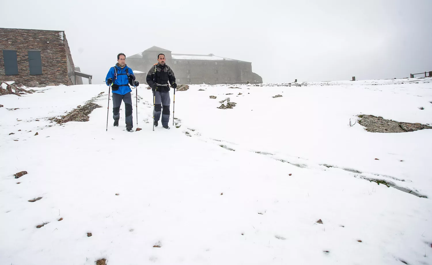 La nieve irrumpe con fuerza en La Covatilla (Salamanca) 