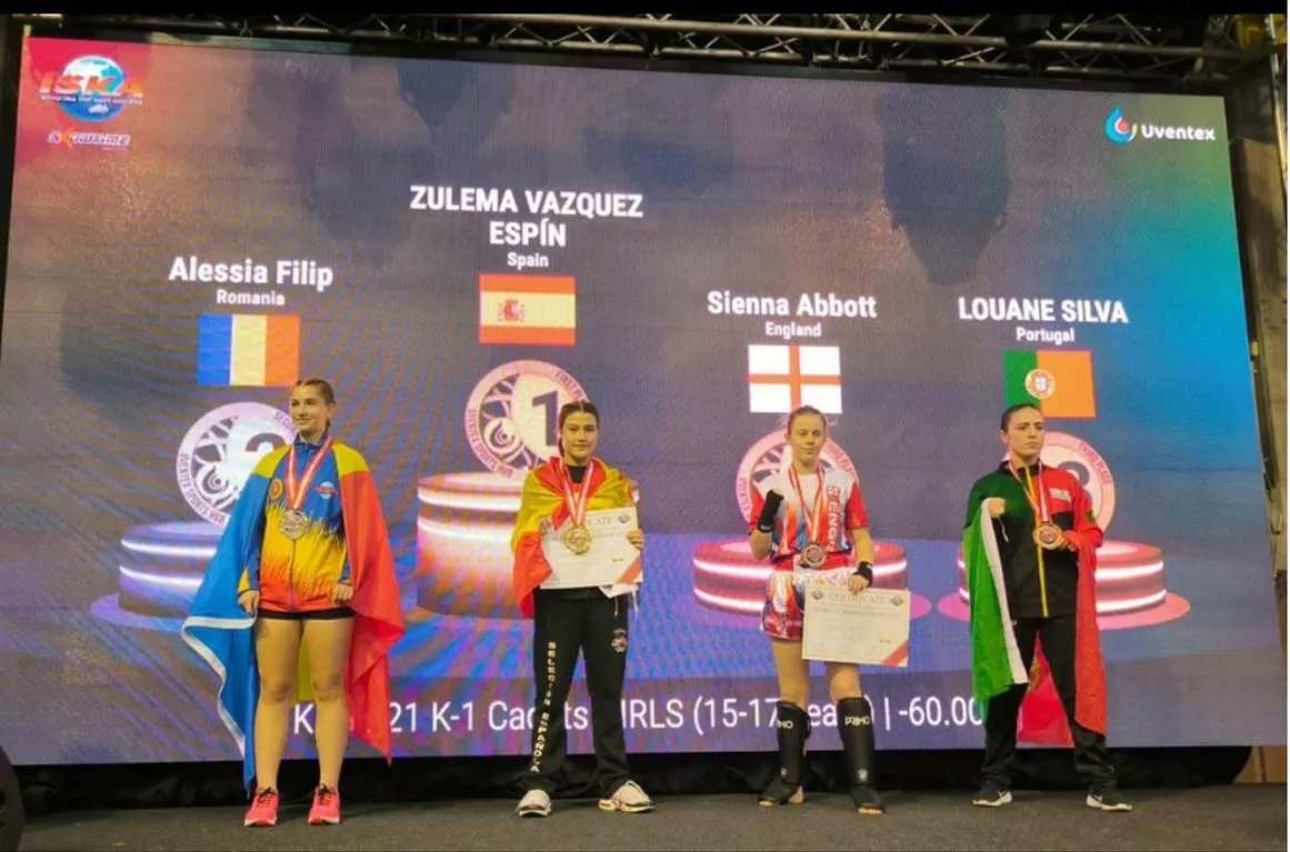 La luchadora berciana Zulema Vázquez campeona del mundo ISKA de K1