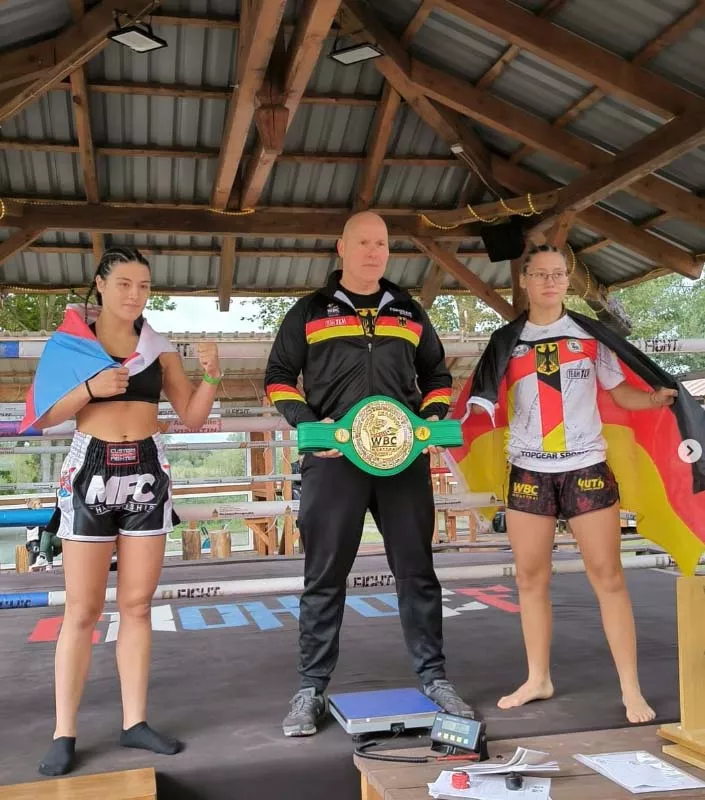 A la izquierda Zulema Vázquez en el Mundial de Muaythai Under 18 de Muaythai WBC 