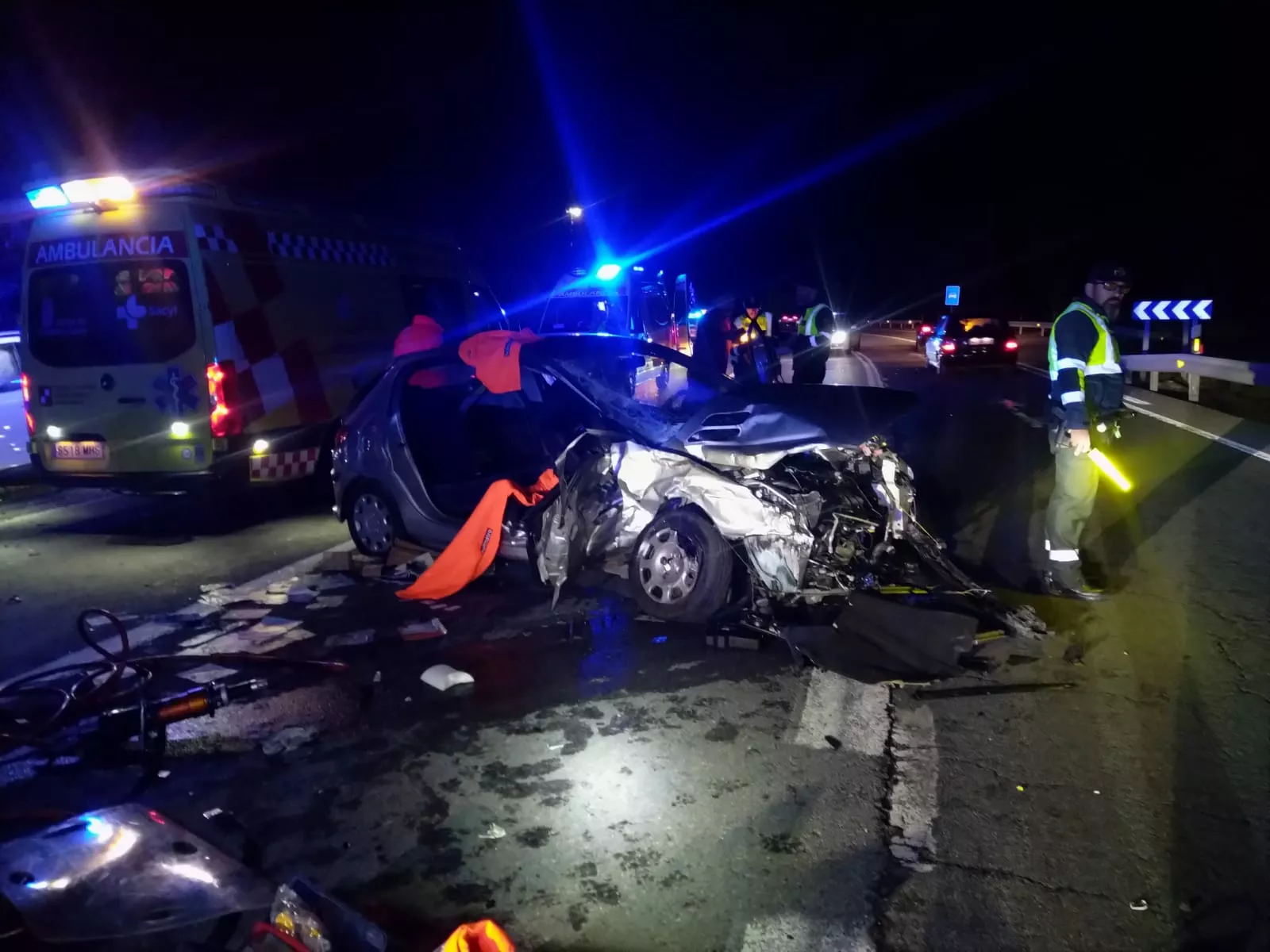 Cinco heridos, uno de ellos grave, por una colisión entre dos coches en la N-VI a la altura de Montearenas