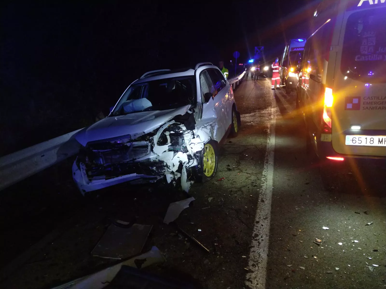 Cinco heridos, uno de ellos grave, por una colisión entre dos coches en la N-VI a la altura de Montearenas