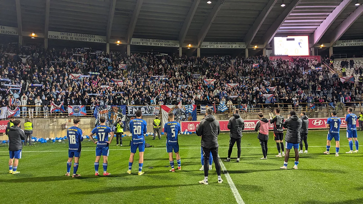 La Ponferradina puso la heroicidad en El Reino frente a un arbitraje escandaloso: Gol en fuera de juego y con diez desde el 27'