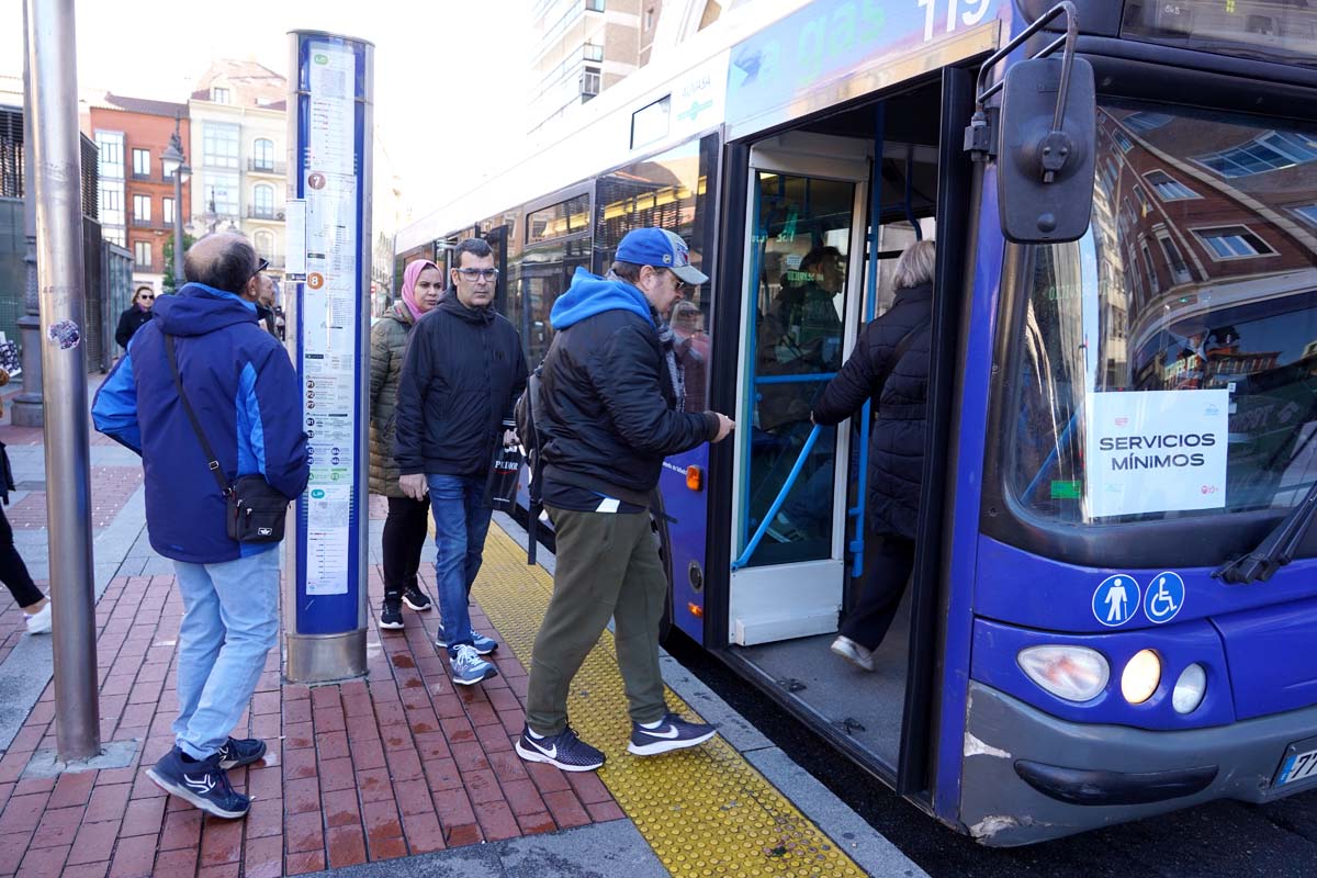  Masivo seguimiento de la huelga de conductores de autobuses en Auvasa