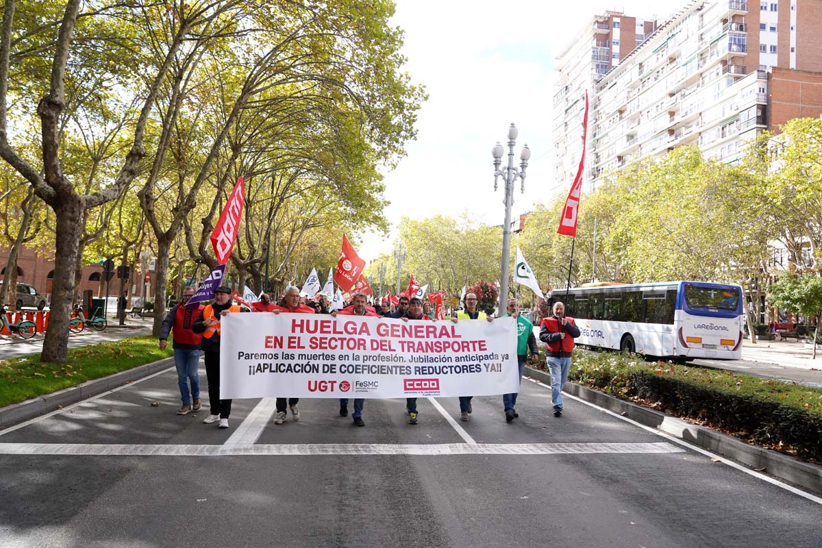  Masivo seguimiento de la huelga de conductores de autobuses en Auvasa