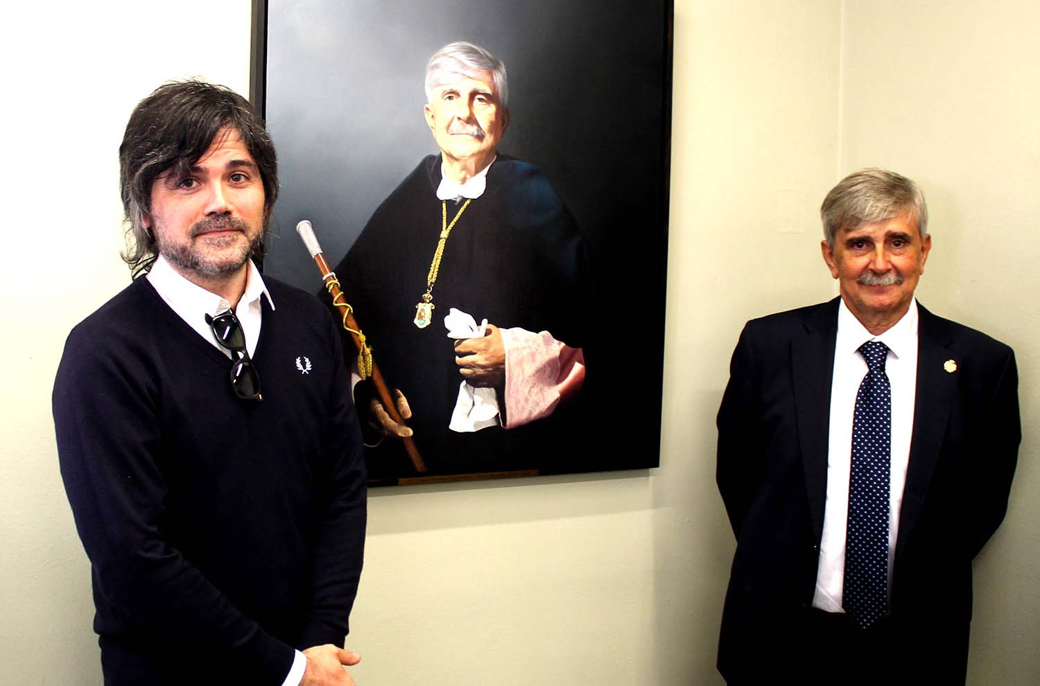 El pintor, Borja Bonafuente, y el exrector Juan Francisco García Marín.