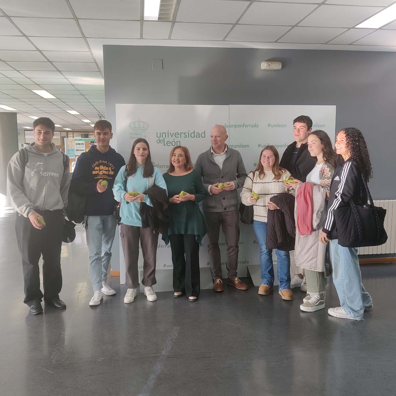 El gerente de la Asociación Alimentos de Calidad del Bierzo, Pablo Linares junto a los universitarios de Campus de Ponferrada