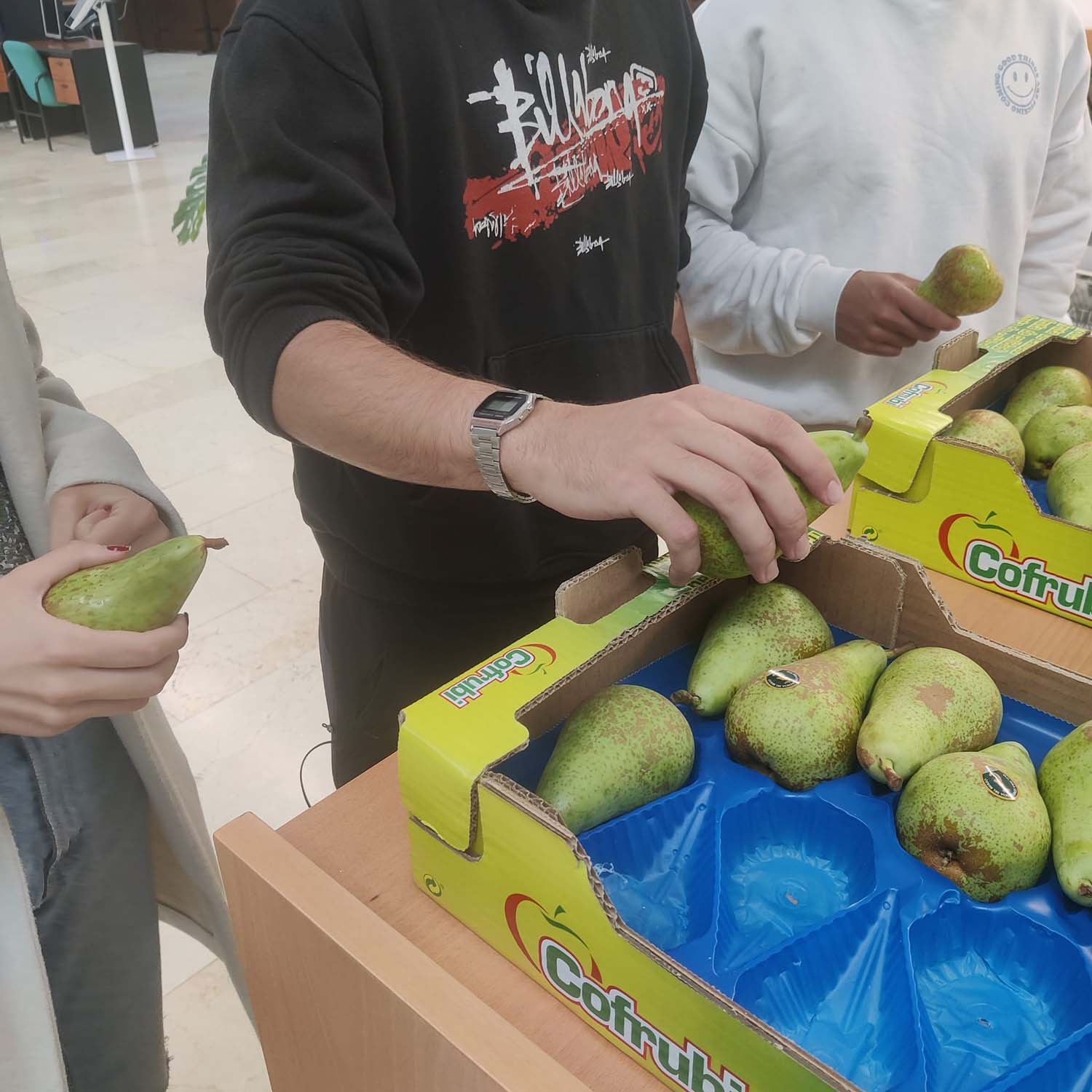 Reparto de peras en el Campus de Ponferrada