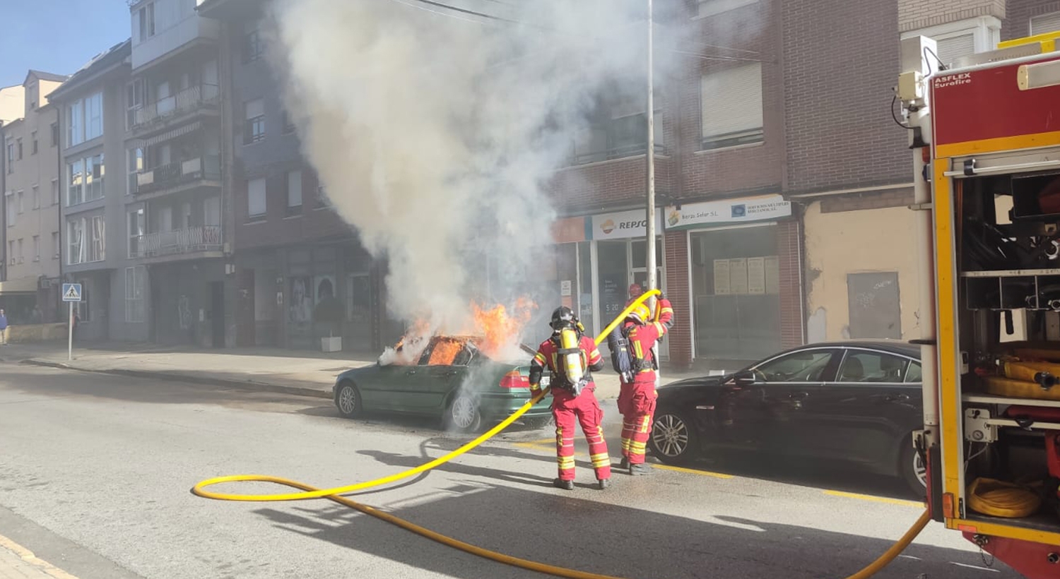 Arde un coche en la Avenida de Compostilla de Ponferrada