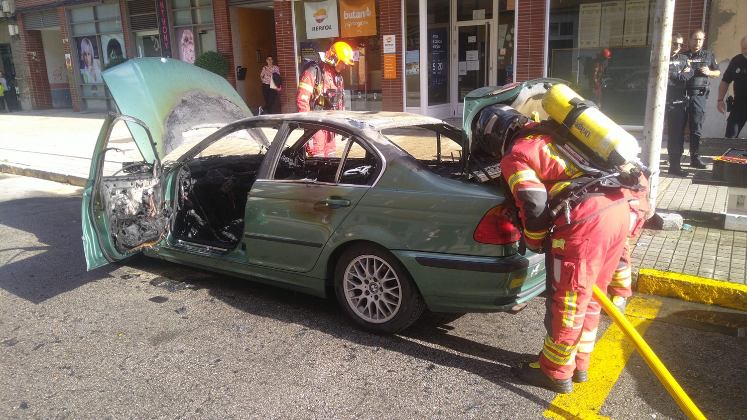 Arde un coche en la Avenida de Compostilla de Ponferrada