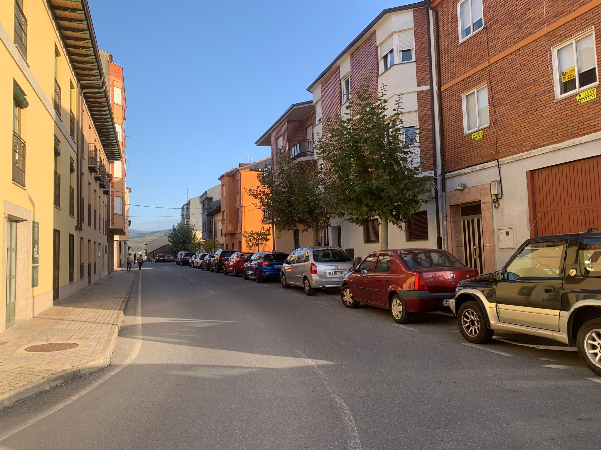 Los vecinos de los barrios de San Andrés, las Quintas y el Mercado Viejo se han concentrado este martes para protestar por la "inviabilidad" del proyecto de semipeatonalización de avenida del Castillo.