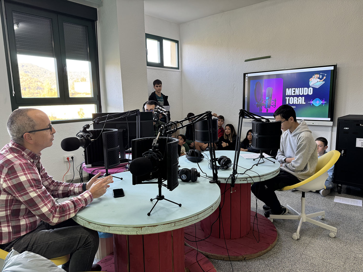 El colegio de Toral celebra el centenario de Cementos Cosmos una emisión especial del programa de radio