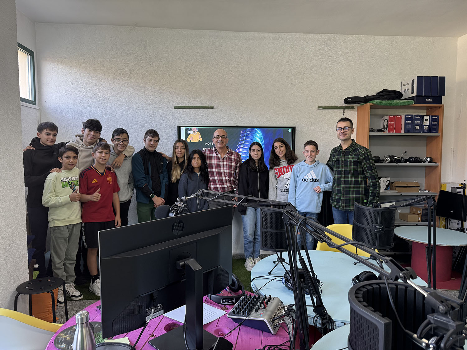 El colegio de Toral celebra el centenario de Cementos Cosmos una emisión especial del programa de radio.