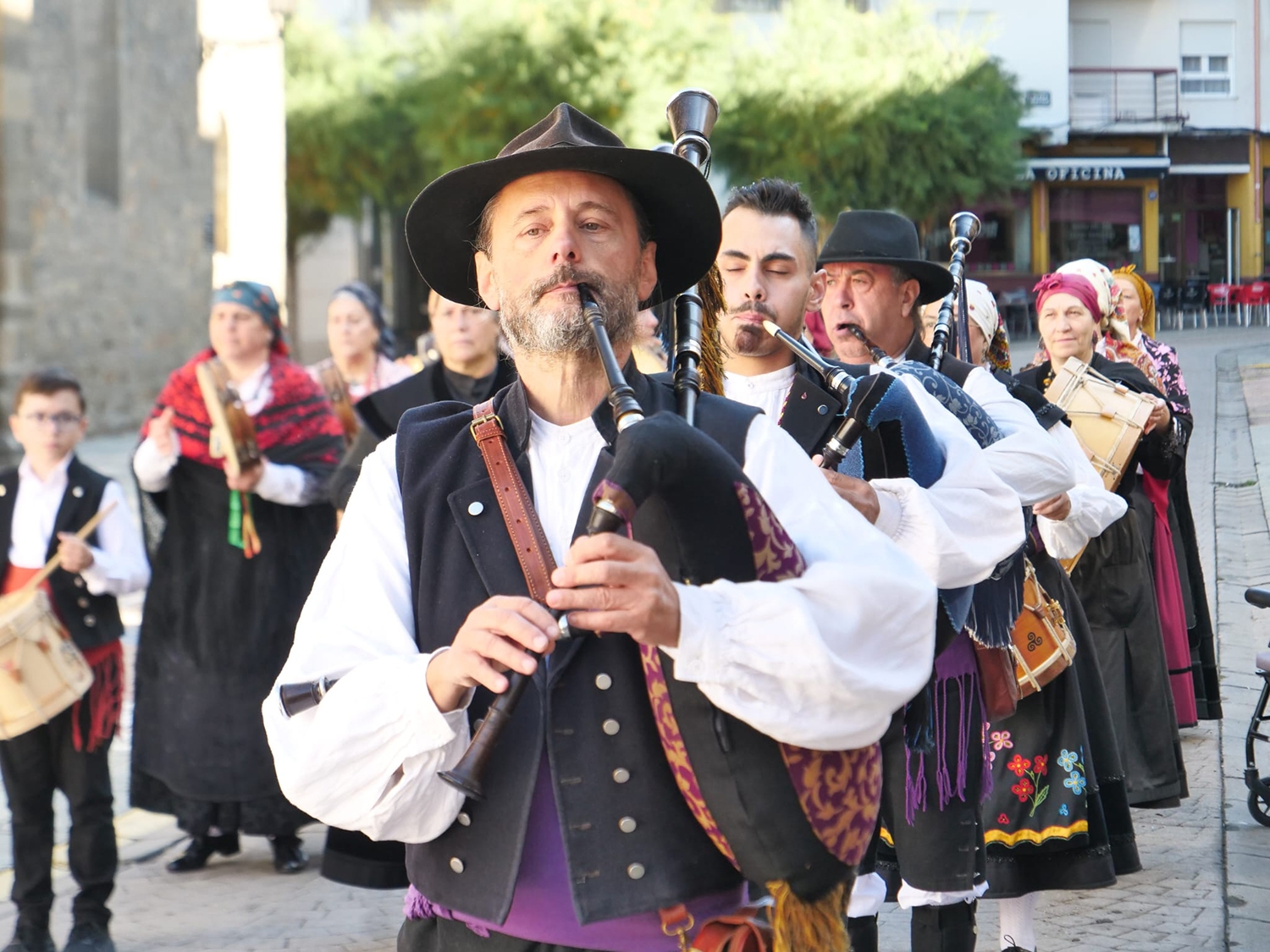 El fundador del grupo Aleagría Berciana Rafael Busto, mantenedor del Gran Magosto de Ponferrada