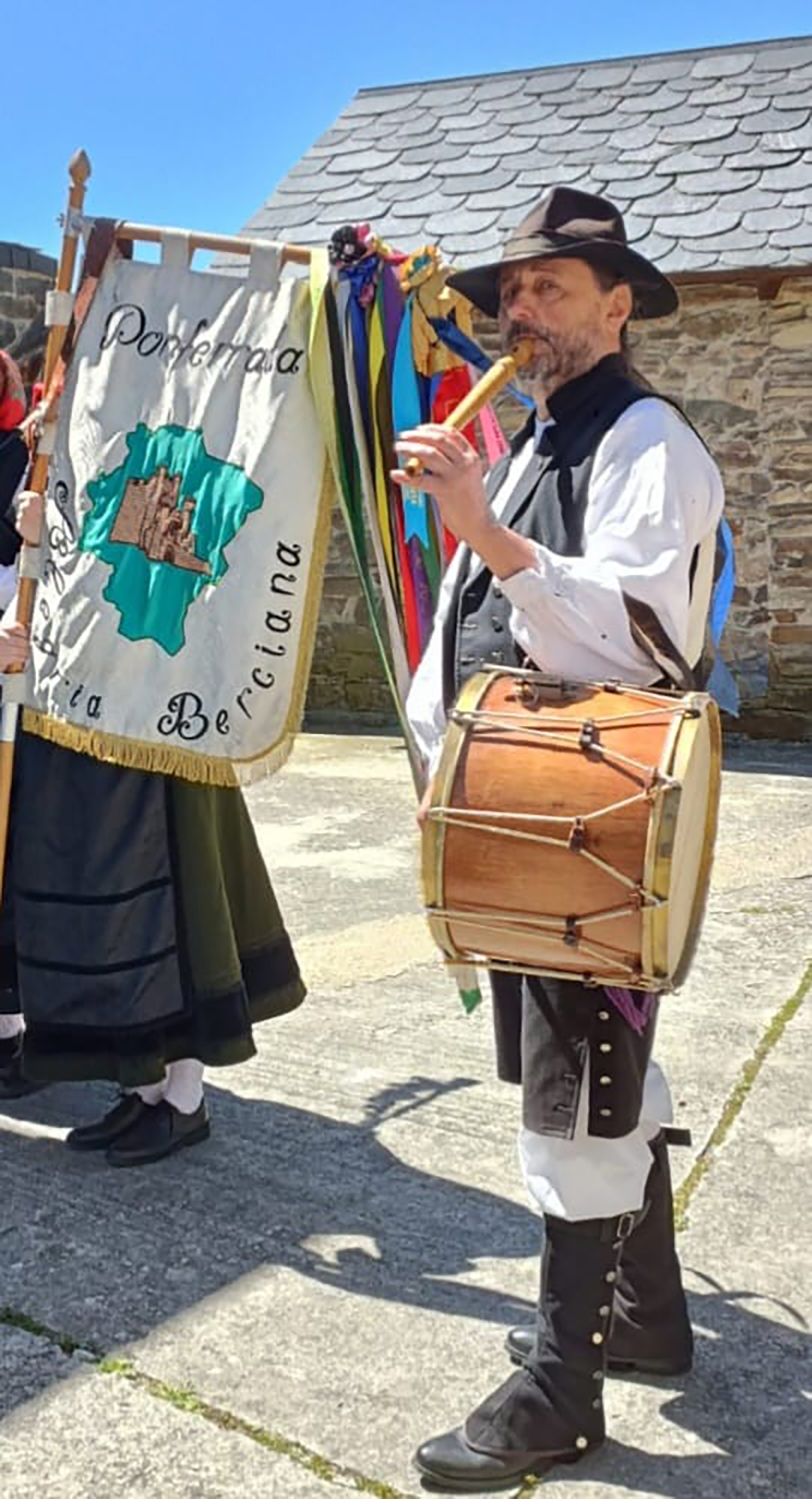 El fundador del grupo Aleagría Berciana Rafael Busto, mantenedor del Gran Magosto de Ponferrada