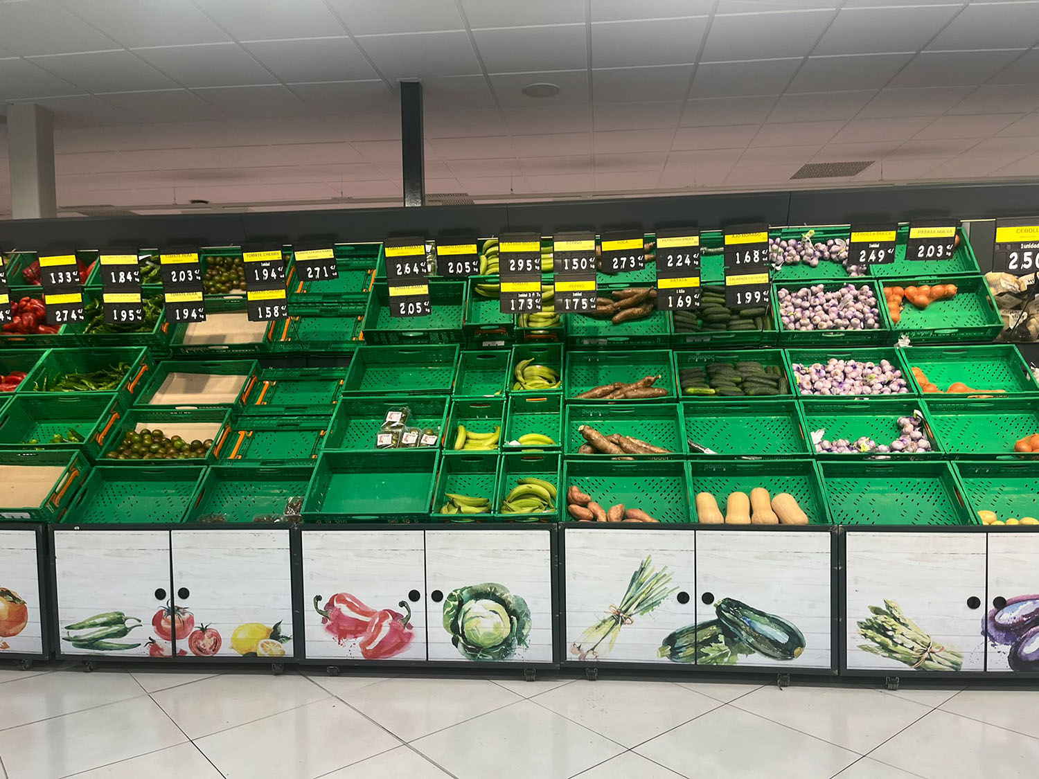 Fruta en el Mercadona de La Herrería de Ponferrada.