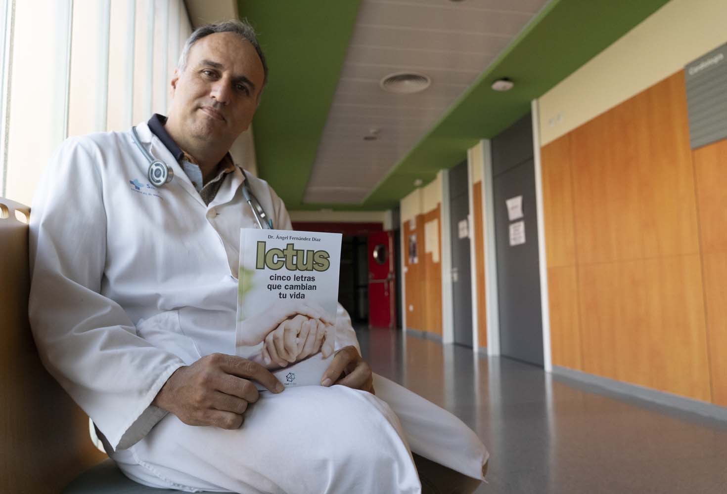 El neurólogo del Hospital El Bierzo de Ponferrada, Ángel Fernández, autor del libro 'Ictus, cinco letras que cambian tu vida' (4)