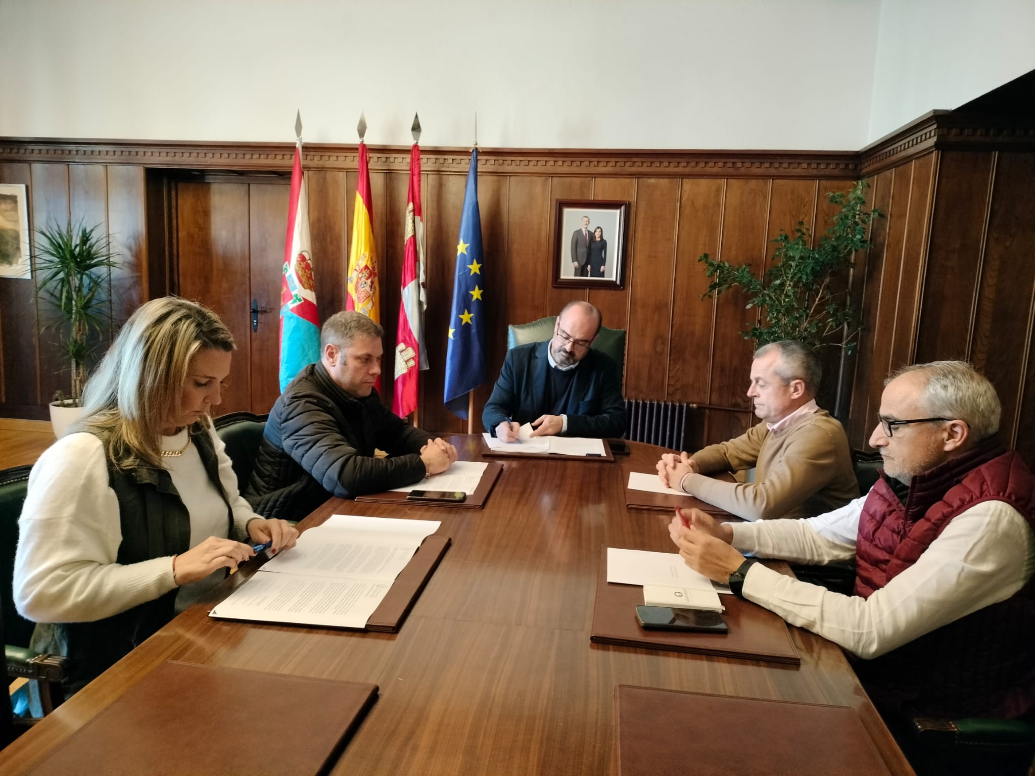 Los portavoces de todos los grupos políticos de Ponferrada aprueban una declaración institucional por los afectados de la DANA