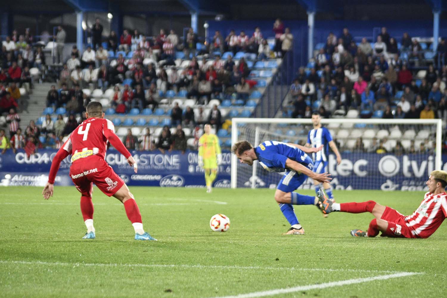 Aficionados durante el Ponferradina Zamora (134)