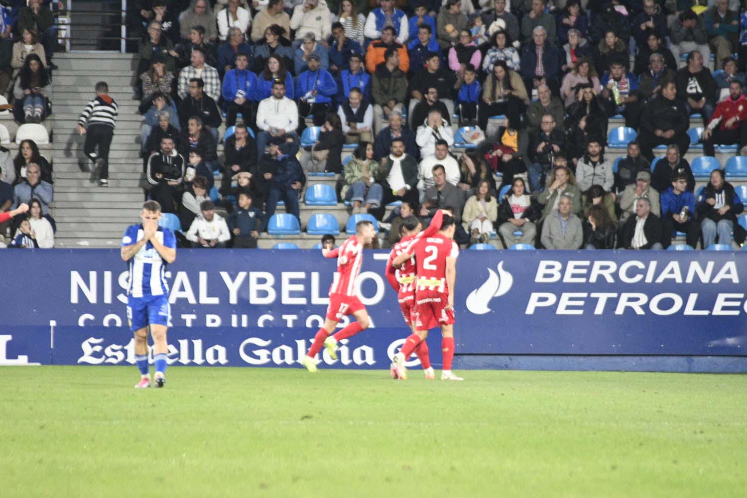 Aficionados durante el Ponferradina Zamora 