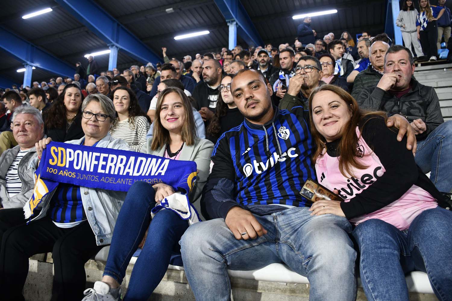 Aficionados durante el Ponferradina Zamora (109)