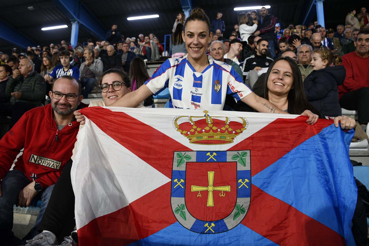 Aficionados durante el Ponferradina Zamora (103)