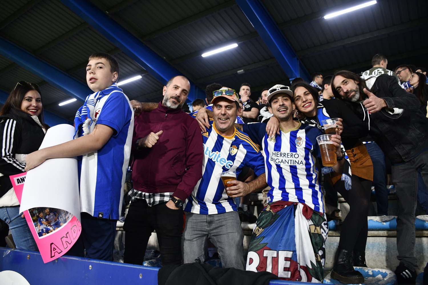 Aficionados durante el Ponferradina Zamora (96)