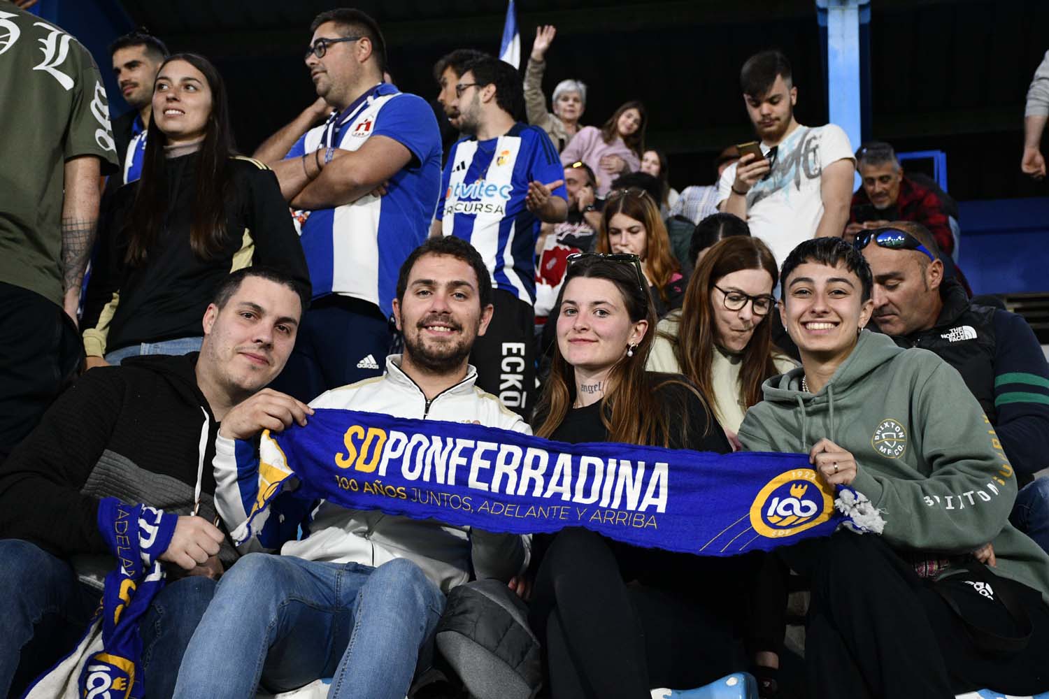 Aficionados durante el Ponferradina Zamora (95)