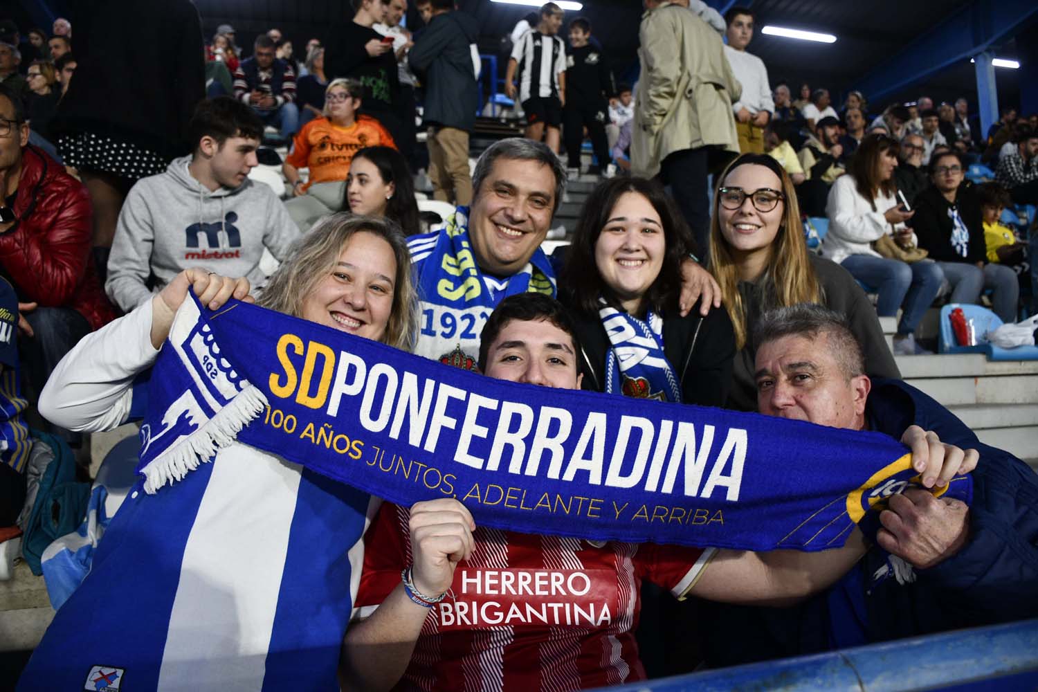 Aficionados durante el Ponferradina Zamora (73)