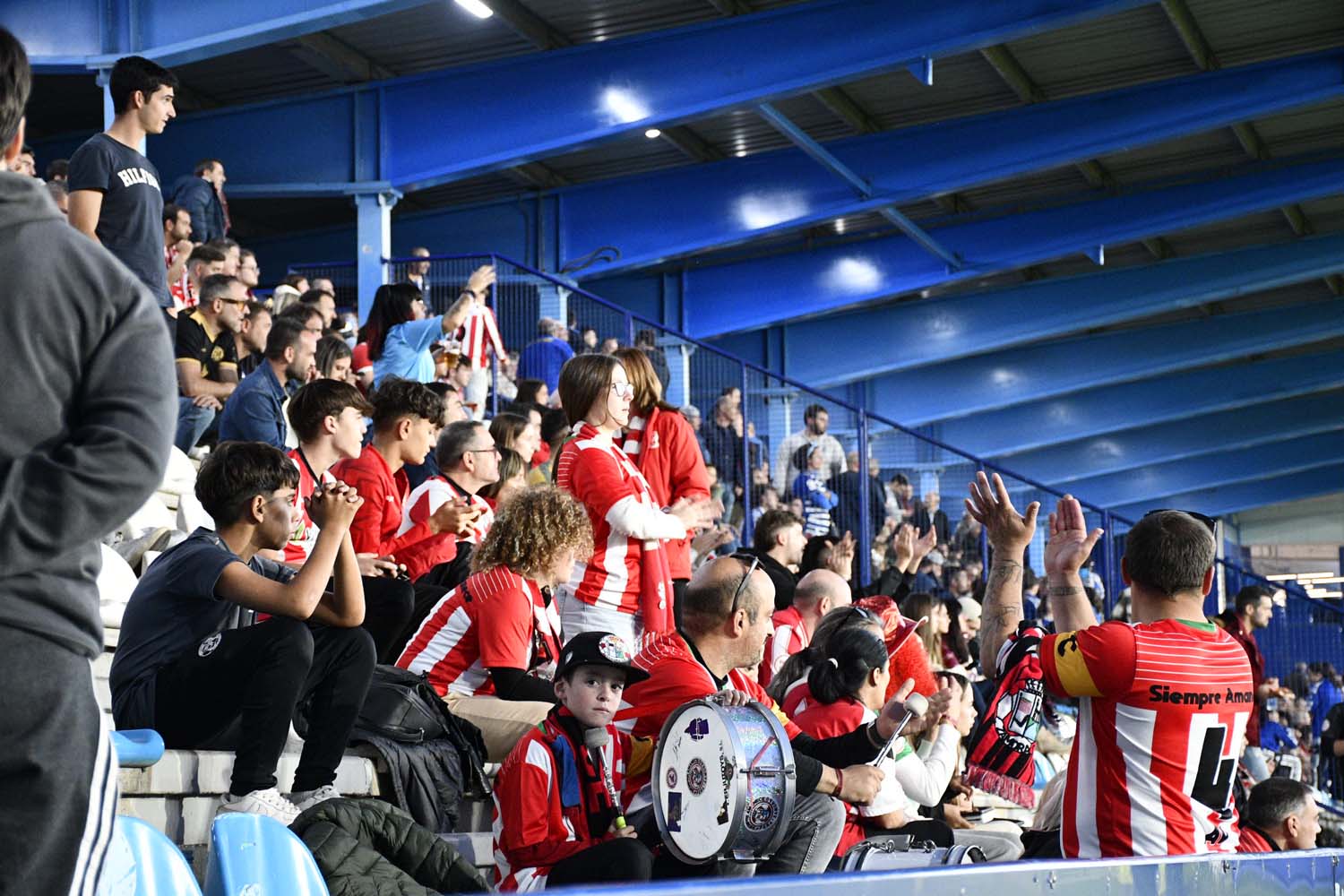 Aficionados durante el Ponferradina Zamora (54)